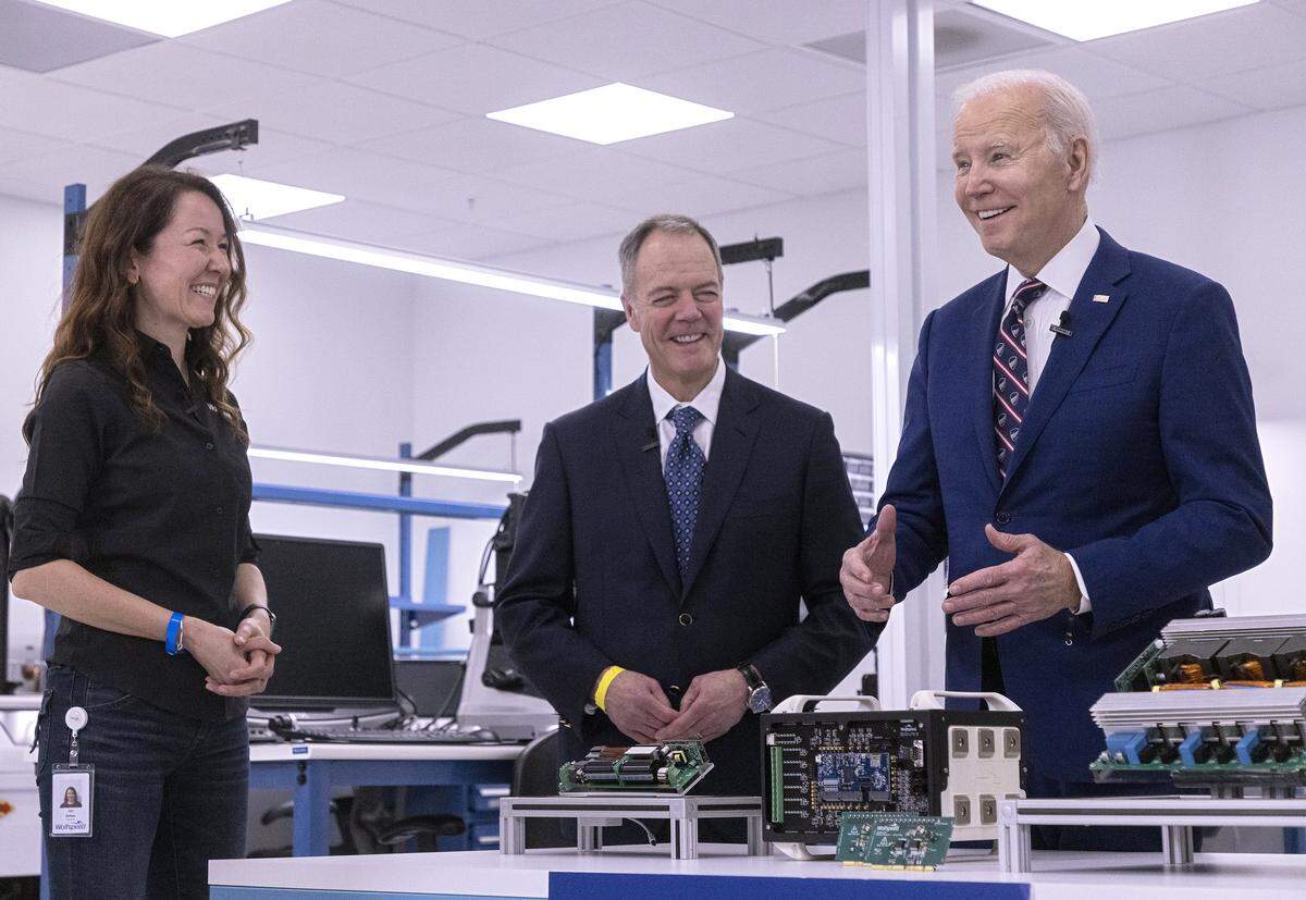 In March 2023, President Joe Biden toured Wolfspeed with Wolfspeed CTO Elif Balkas and CEO Gregg Lowe in Durham, N.C. 