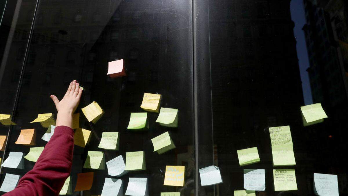 Switch costs may be cutting your productivity by 40%. Here’s what the multitasking research says and the fix that actually works.