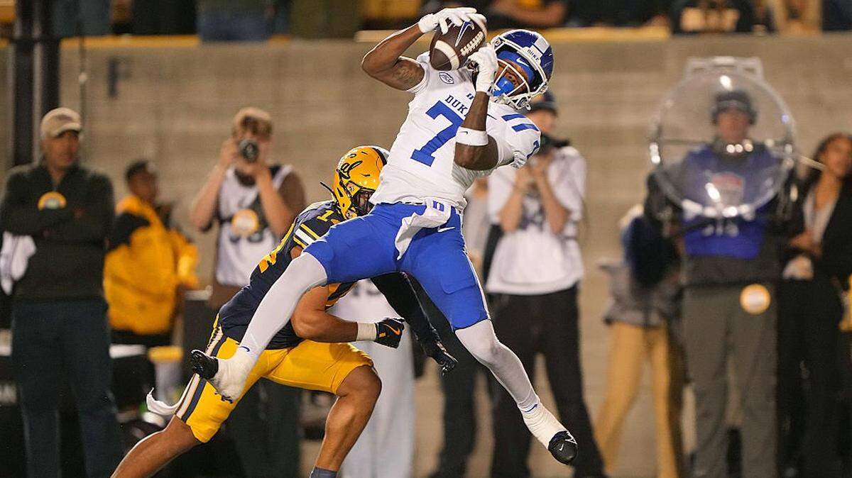 BERKELEY, CALIFORNIA - OCTOBER 04: Que'Sean Brown #7 of the Duke Blue Devils catches a pass over Aiden Manutai #14 of the California Golden Bears in the second quarter at California Memorial Stadium on October 04, 2025 in Berkeley, California. (Photo by Thearon W. Henderson/Getty Images)