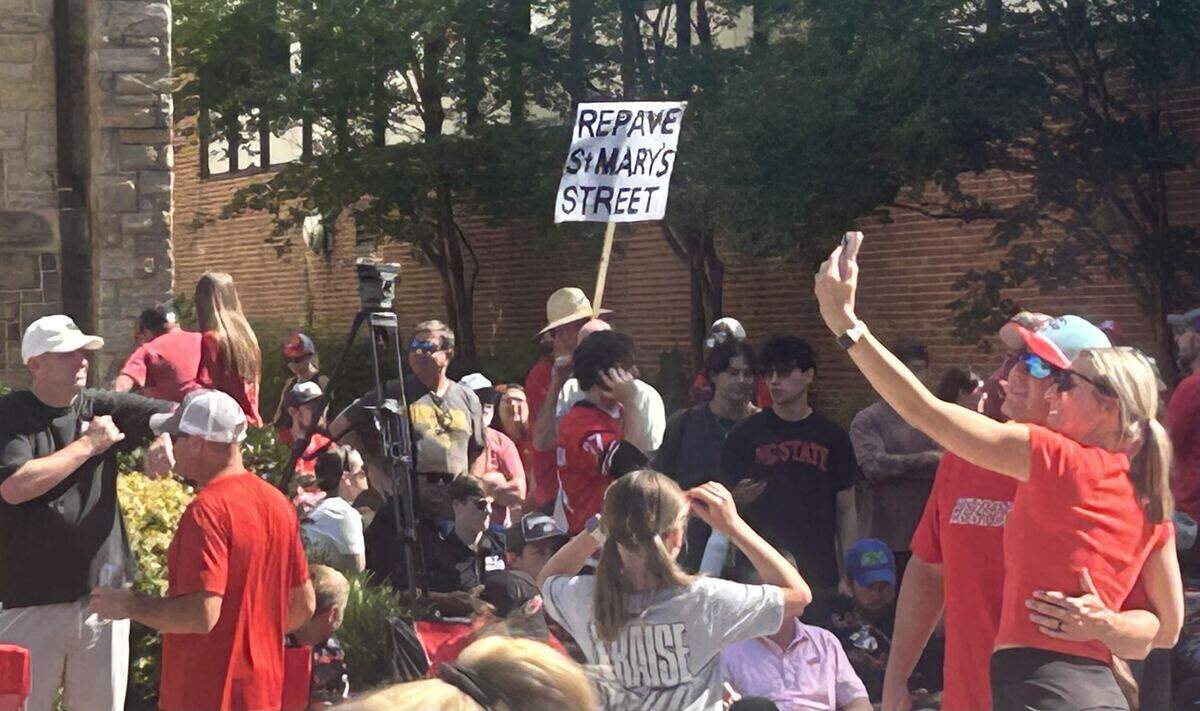 Hurricanes fans took advantage of Saturday’s Stanley Cup parade to air a few unrelated grievances.