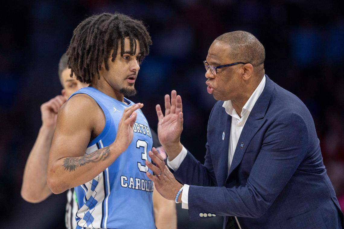 North Carolina coach Hubert Davis instructs guard Elliot Cadeau (3) in closing minutes of play against Duke on Friday, March 14, 2025 during the semifinals of the ACC Tournament at Spectrum Center in Charlotte, N.C.