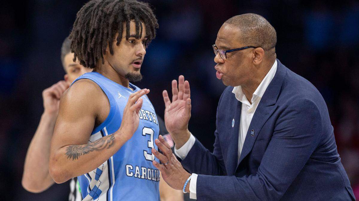 North Carolina coach Hubert Davis instructs guard Elliot Cadeau (3) in closing minutes of play against Duke on Friday, March 14, 2025 during the semifinals of the ACC Tournament at Spectrum Center in Charlotte, N.C.