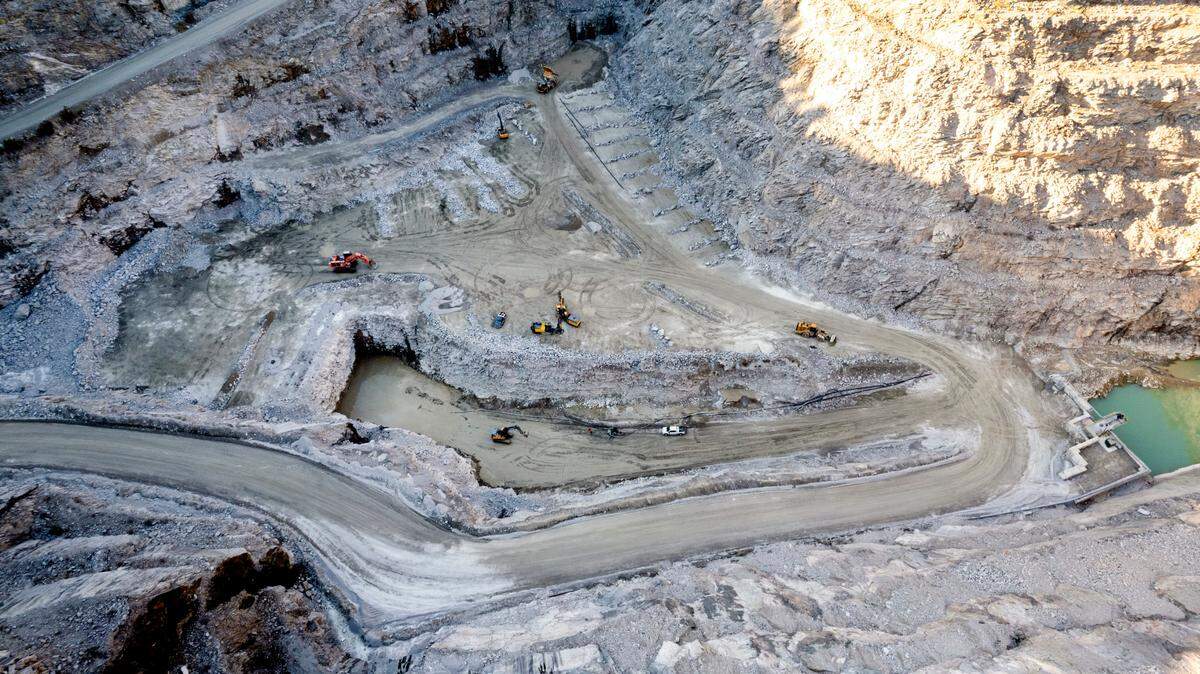 An aerial view the Wake Stone Corp. quarry next to William B. Umstead State Park. Raleigh-Durham International Airport has leased 105 acres to Wake Stone Corp. so it can expand its existing quarry operation between the park and Interstate 40.