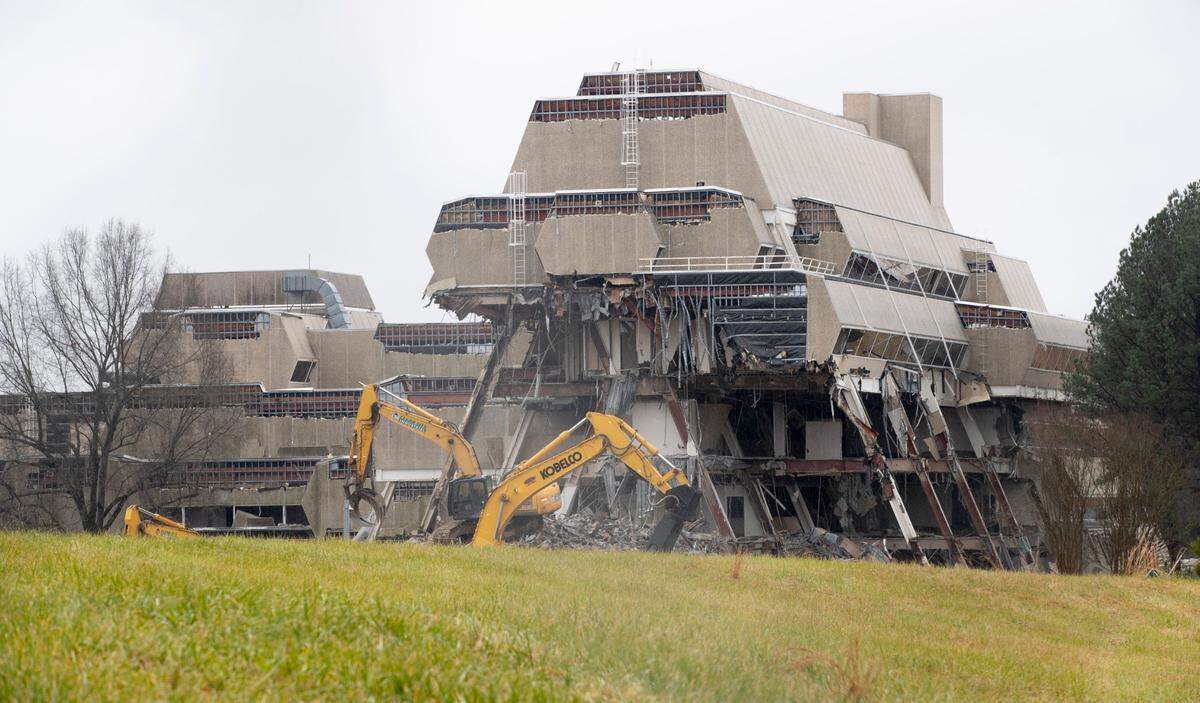The Burroughs-Wellcome building, designed by architect Paul Rudolph and dedicated in 1972 is being demolished on Friday, January 8, 2020 in Durham, NC. Some of 1983 film Brainstorm was filmed in and around the Burroughs-Wellcome building in the Research Triangle Park. The property is now opened by United Therapeutics.