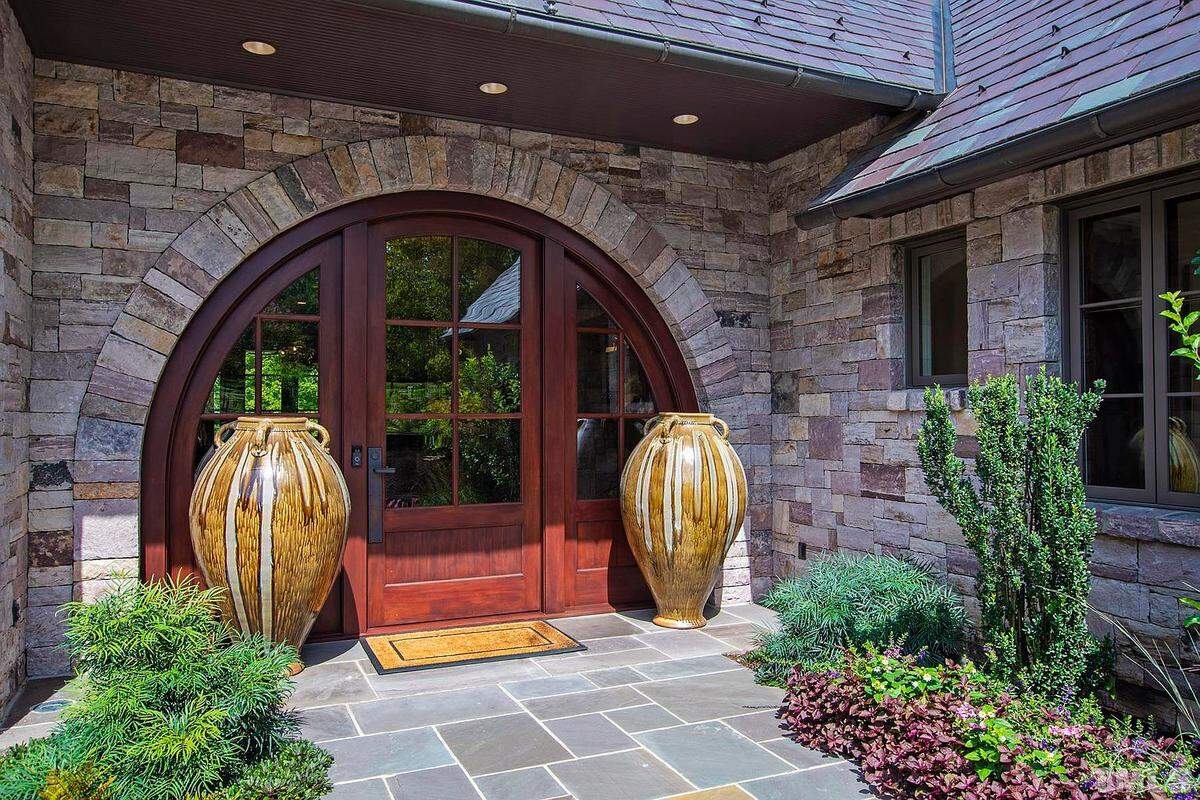 In 2017, the couple purchased the property for $6.35 million -- 750,000 more than its current sale price.