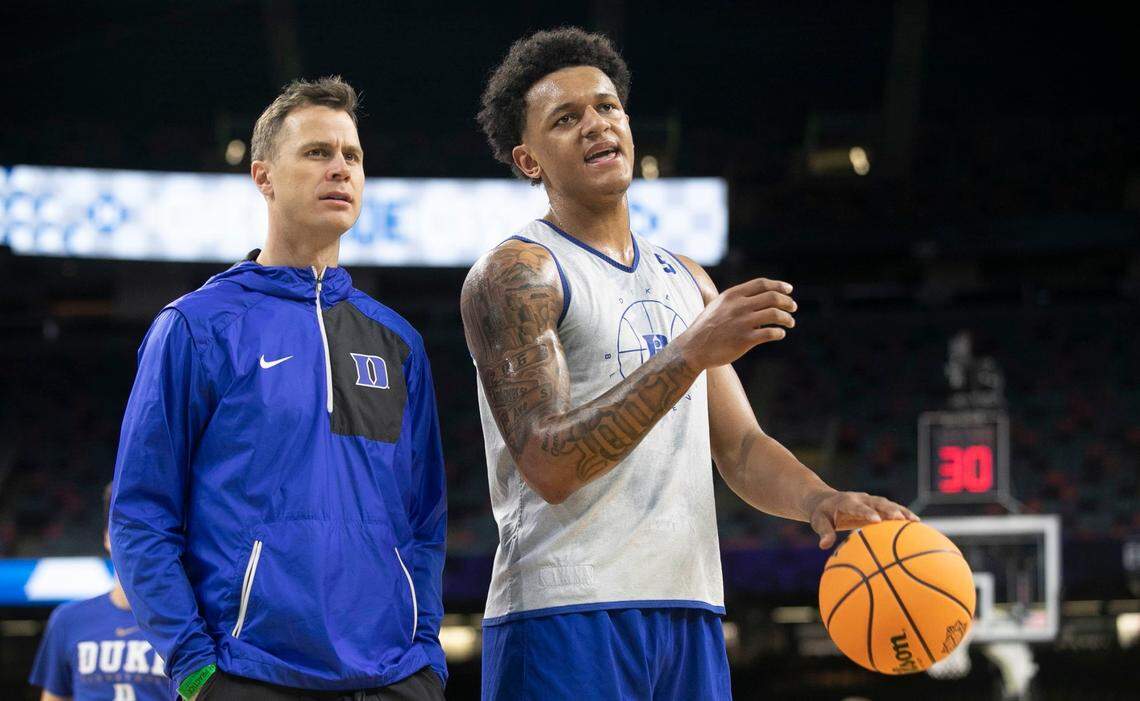 Duke associate head coach Jon Scheyer confers with Paolo Banchero (5) during the Blue Devils open practice at the NCAA Final Four on Friday, April 1, 2022 at Caesars Superdome in New Orleans, La.