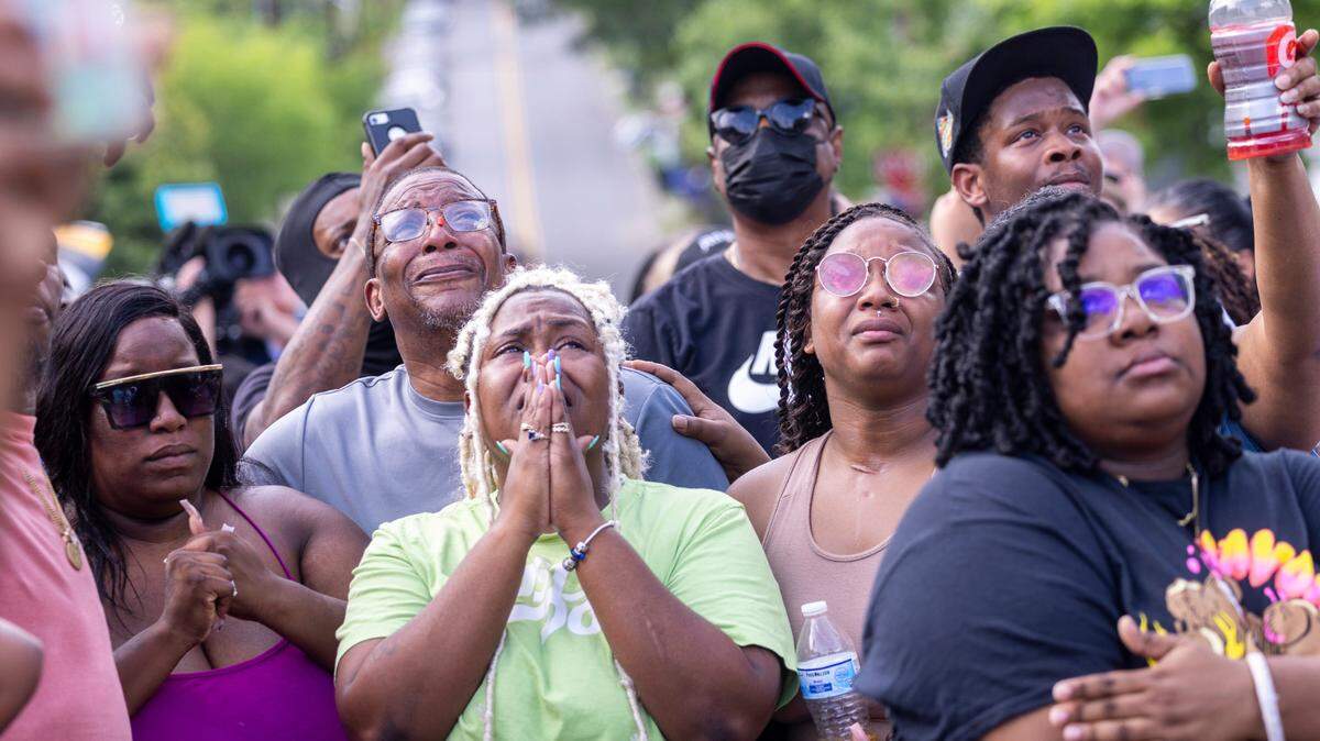 Brittany Dash, the mother of 5-year-old Khloe Fennell, left, watches with family, friends and neighbors as balloons drift away during a vigil Friday, July 7, 2023 in Durham. Fennell was shot and killed on Wednesday. Her 15-year-old cousin was babysitting her. She was shot multiple times and survived.