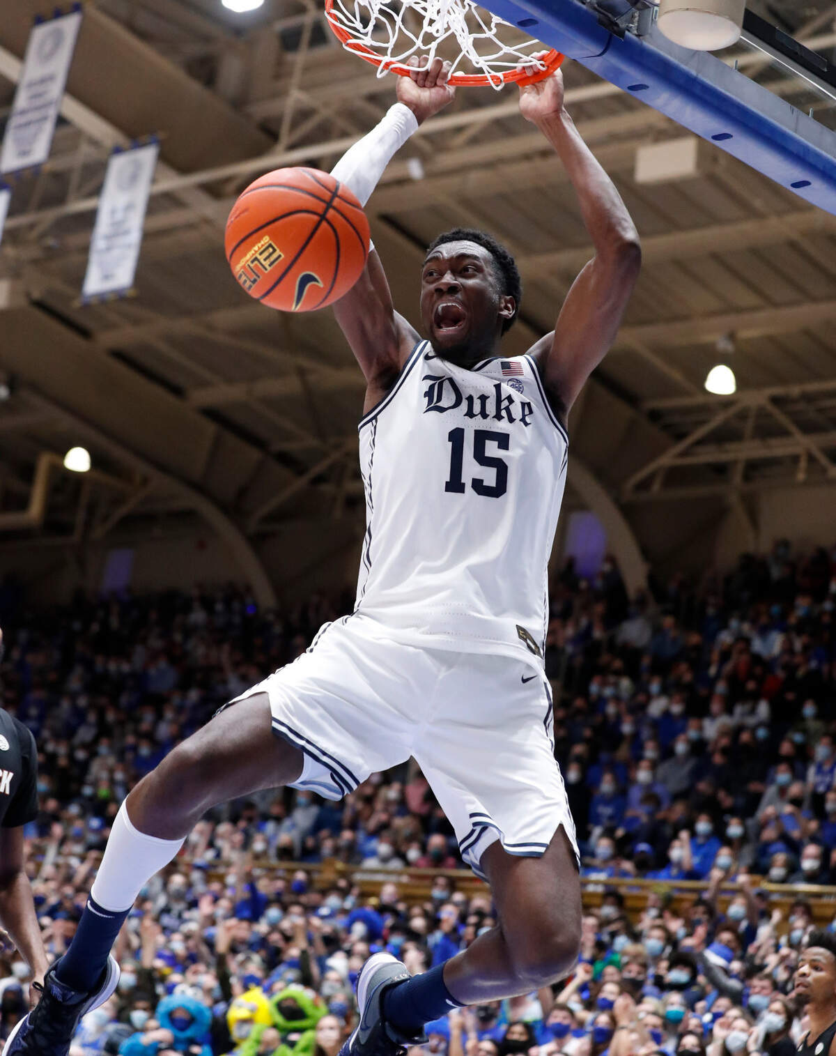 Duke’s Mark Williams (15) slams in two during the first half of Duke’s game against N.C. State at Cameron Indoor Stadium in Durham, N.C., Saturday, January 15, 2022.