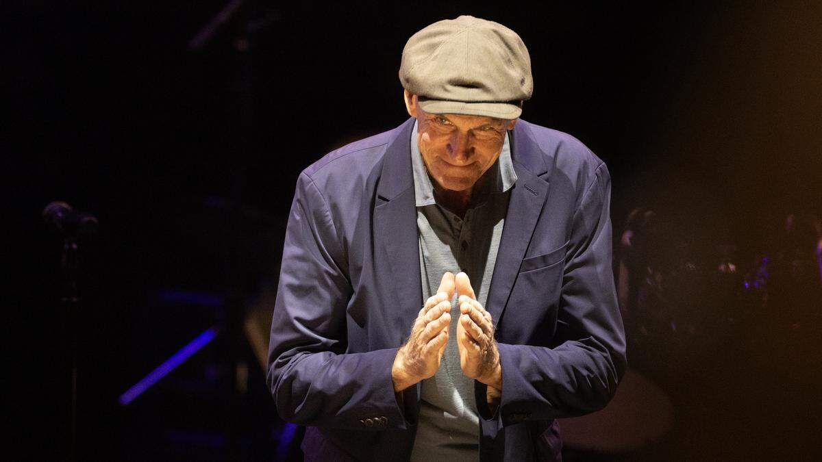 James Taylor bows to the crowd after taking the stage for his concert in Raleigh, N.C., Thursday night, Sept. 4, 2025.