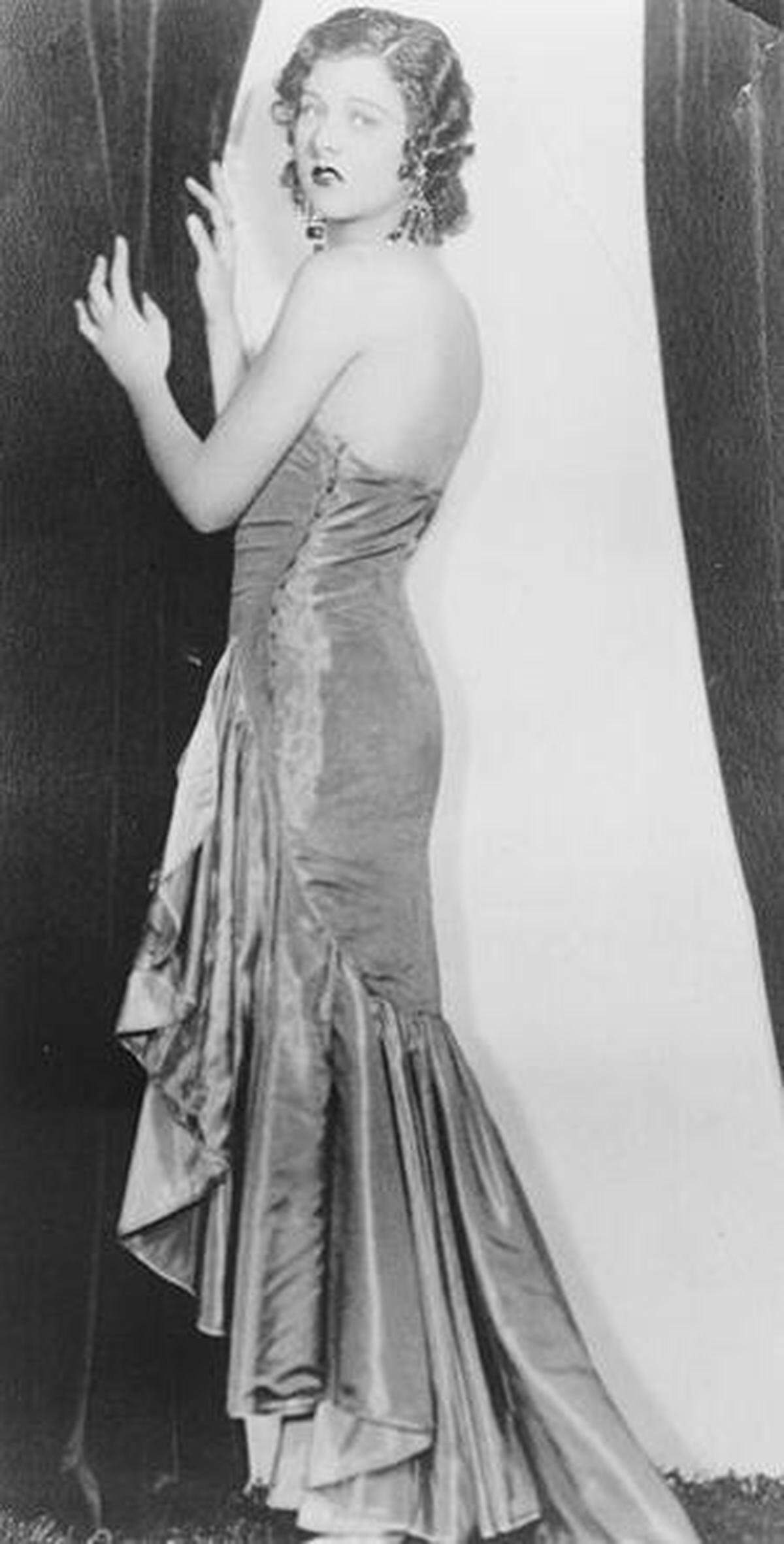 This publicity photo of singer and Broadway starlet Libby Holman in a groundbreaking strapless gown was widely published in newspapers after she was charged with first-degree murder in the death of her new husband, Z. Smith Reynolds.
