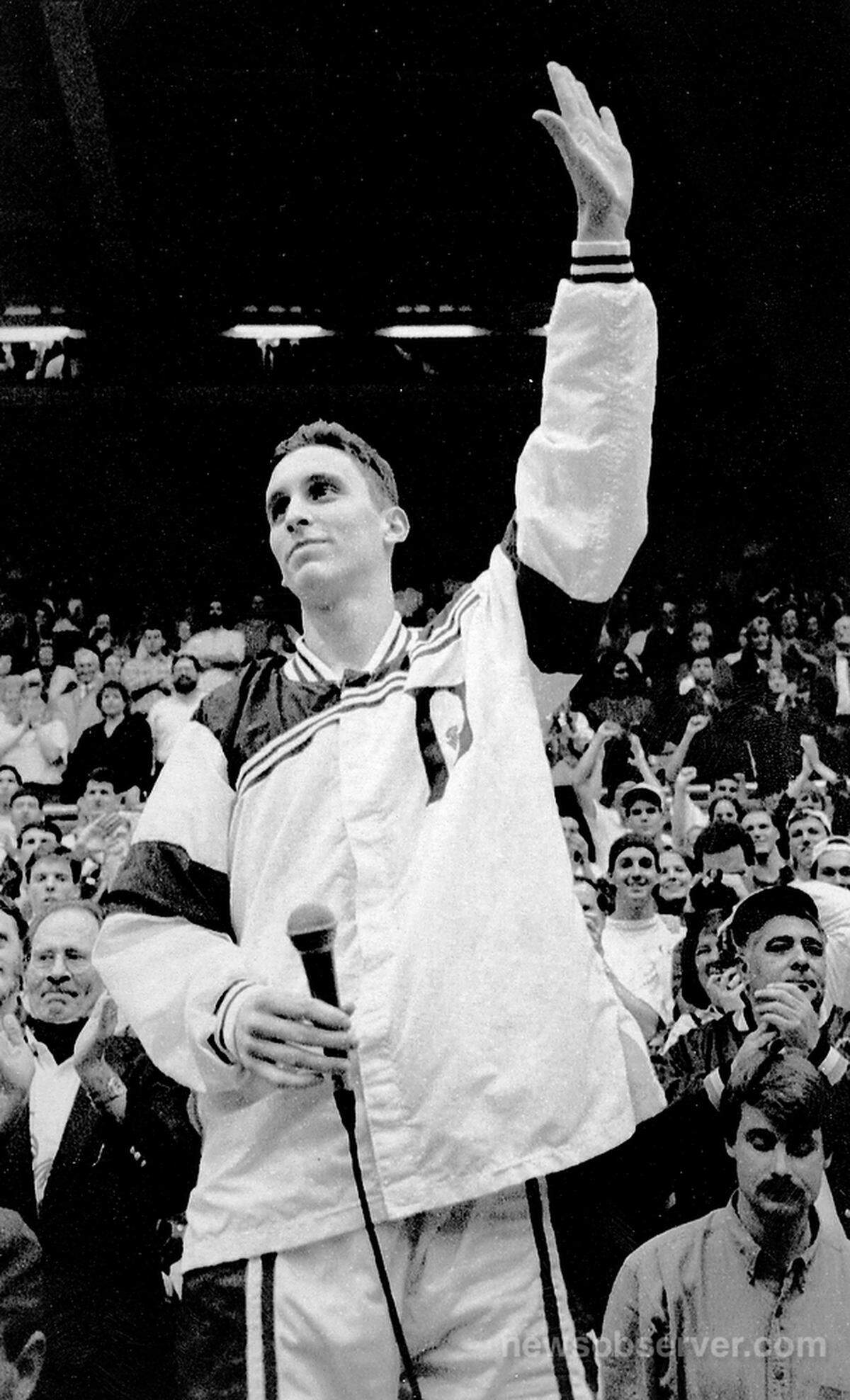 Duke’s Bobby Hurley waves to the crowd during his final game in Cameron Inddor Stadium March 4, 1993