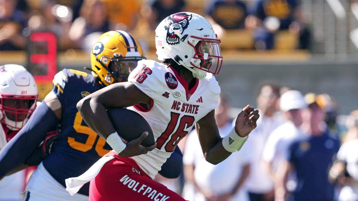North Carolina State Wolfpack quarterback CJ Bailey (16) carries the ball against the California Golden Bears during the first quarter at California Memorial Stadium.