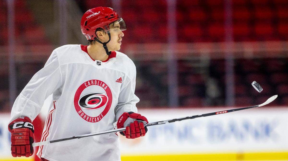 The Carolina Hurricanes Teuvo Teravainen (86) balances a puck on the end of his stick during practice on Monday, May 15, 2023 at PNC Arena in Raleigh, N.C. Teravainen has returned to practice as he recovers from a broken hand.