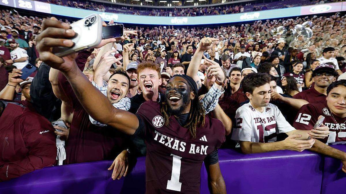 BATON ROUGE, LOUISIANA - OCTOBER 25: Wide receiver Mario Craver #1 of the Texas A&M Aggies takes a selfie with fans after a game against the LSU Tigers at Tiger Stadium on October 25, 2025 in Baton Rouge, Louisiana. (Photo by Tyler Kaufman/Getty Images)