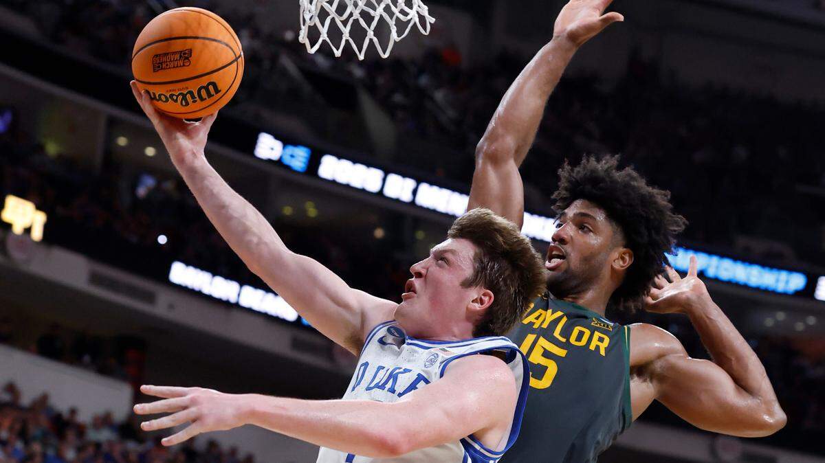 Duke’s Kon Knueppel (7) drives to the basket past Baylor’s Norchad Omier (15) during the second half of Duke’s 89-66 victory over Baylor in the second round of the 2025 NCAA men’s basketball championship at the Lenovo Center in Raleigh, N.C., Sunday, March 23, 2025.