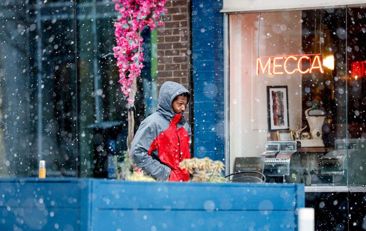 Snow begins to fall in downtown Raleigh late Wednesday morning, Feb. 19, 2025.