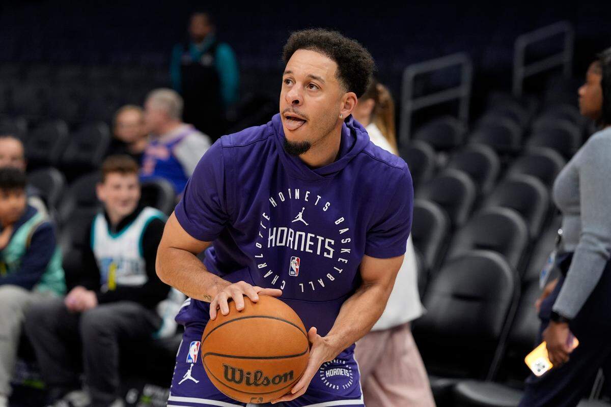 Charlotte Hornets guard Seth Curry (30) during pregame warmups at Spectrum Center. Jim Dedmon-Imagn Images