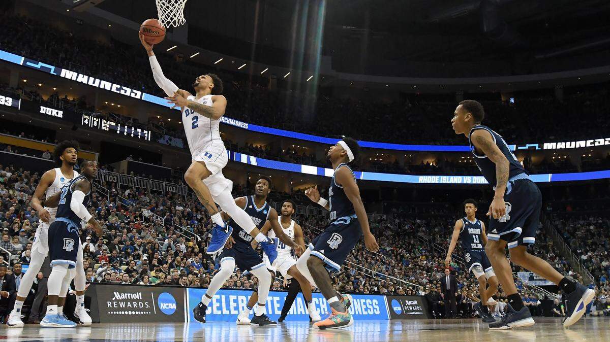 Duke guard Gary Trent Jr. (2) goes in to score in the first half over the Rhode Island defense.