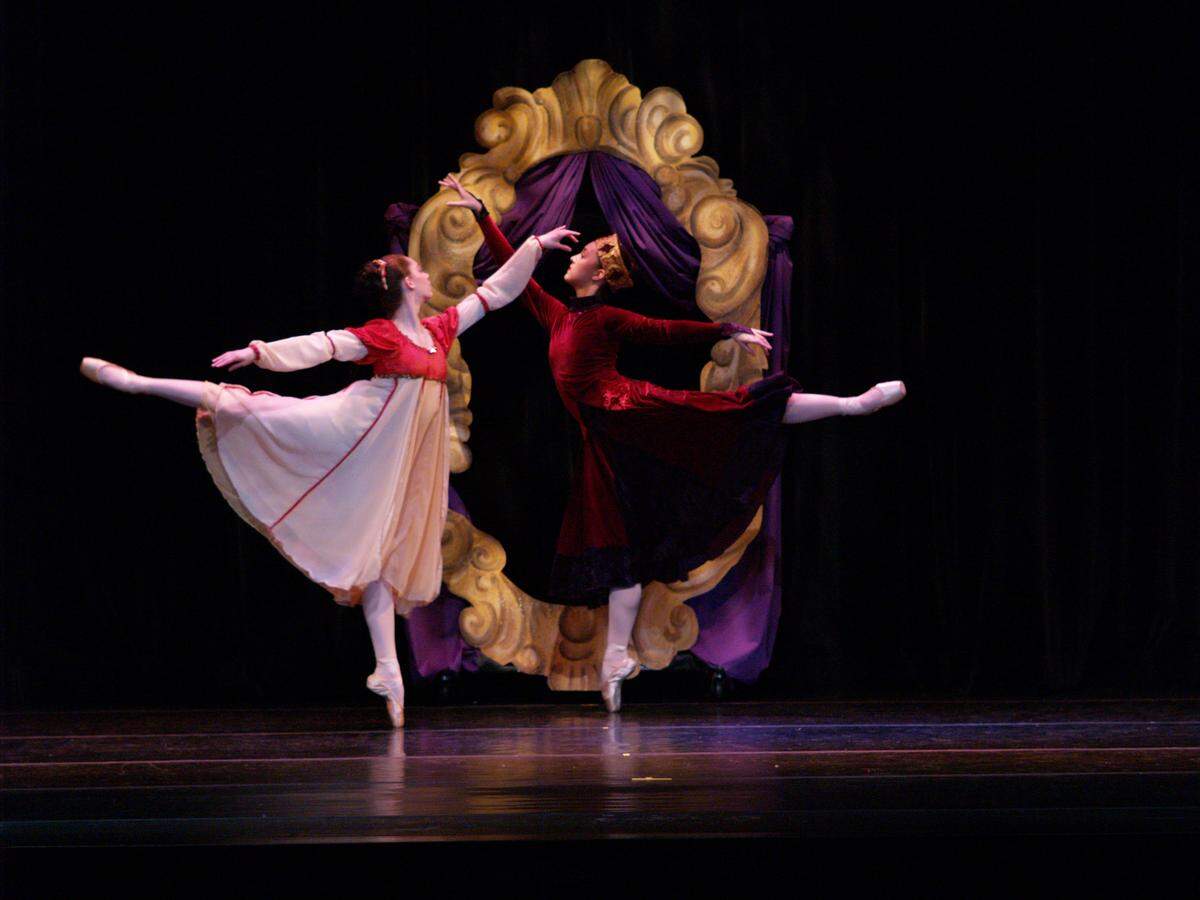 Raleigh&nbsp;Dance&nbsp;Theatre presents “Storybook Tales” featuring&nbsp;Snow White&nbsp;and&nbsp;The Rainbow Fish, Nov. 2-3.