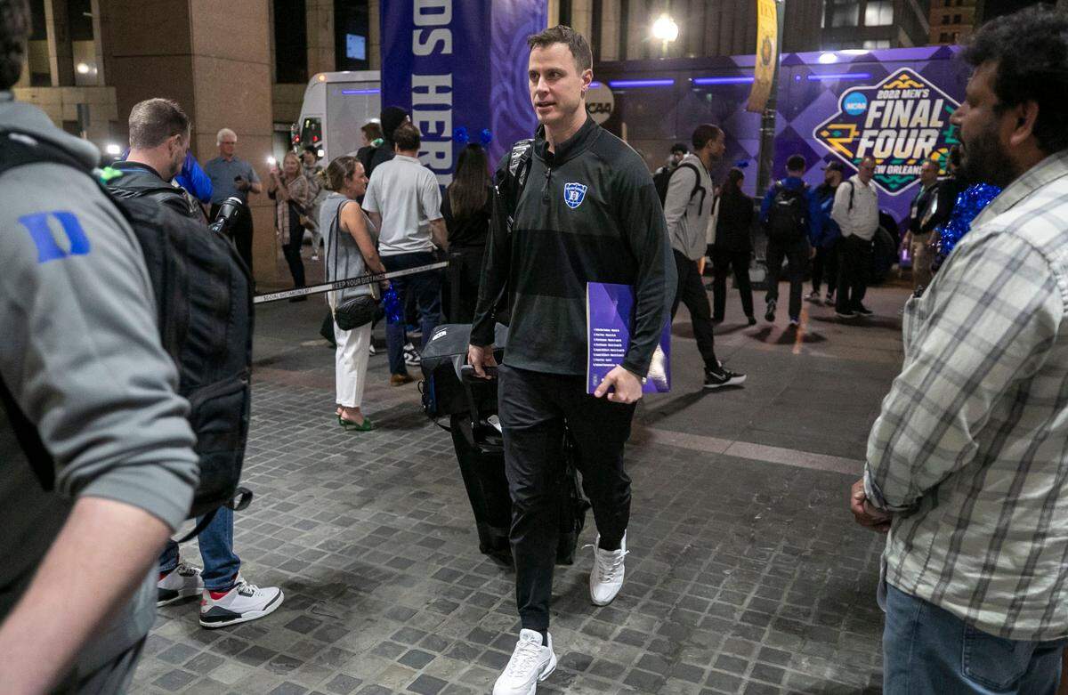 Duke associate head coach Jon Scheyer arrives at the team hotel, The InterContinental, for the NCAA Final Four on Tuesday, March 29, 2022 in New Orleans, La.