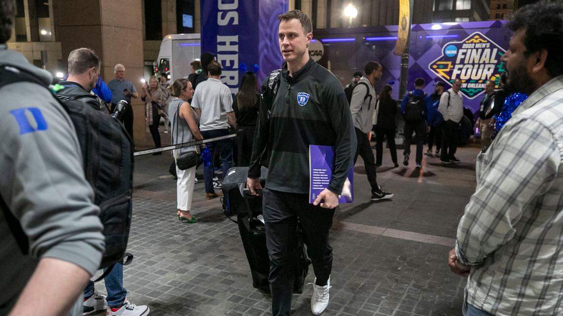 Duke associate head coach Jon Scheyer arrives at the team hotel, The InterContinental, for the NCAA Final Four on Tuesday, March 29, 2022 in New Orleans, La.