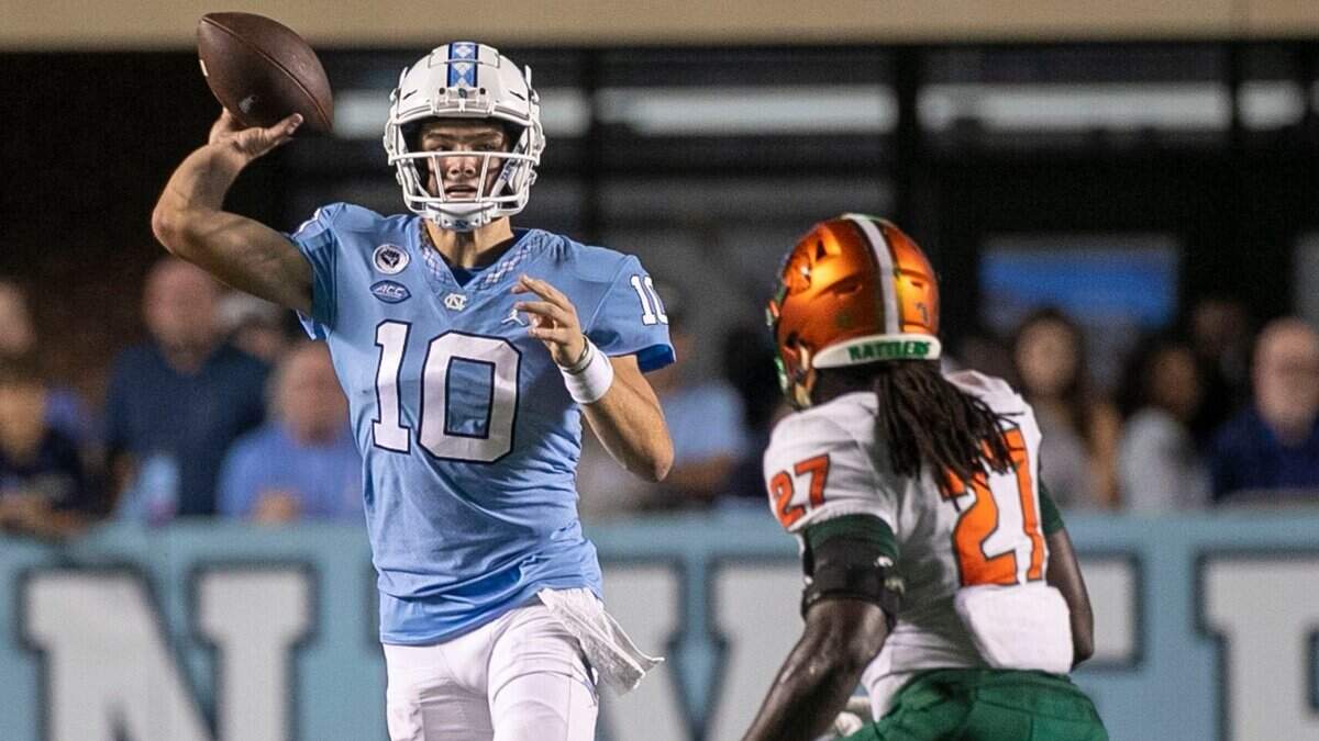 North Carolina quarterback Drake Maye (10) passes to Josh Downs in the first quarter against Florida A&M on Saturday, August 27, 2022 at Kenan Stadium in Chapel Hill, N.C.