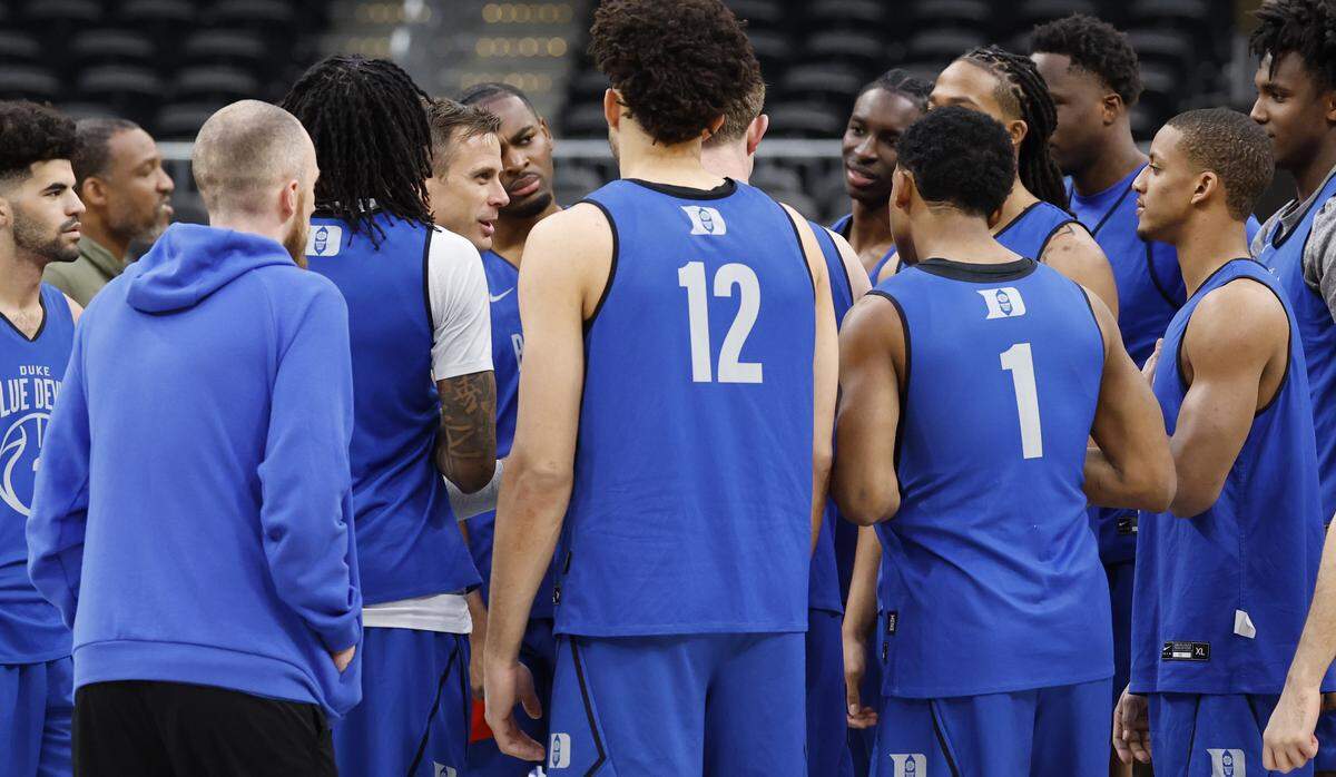 DukeÕs Jon Scheyer talks to the team during the Blue DevilsÕ practice at Capital One Arena in Washington, D.C., Thursday, March 26, 2026. The Blue Devils face St. JohnÕs in the Sweet 16 of the NCAA MenÕs Basketball East Regional Friday.