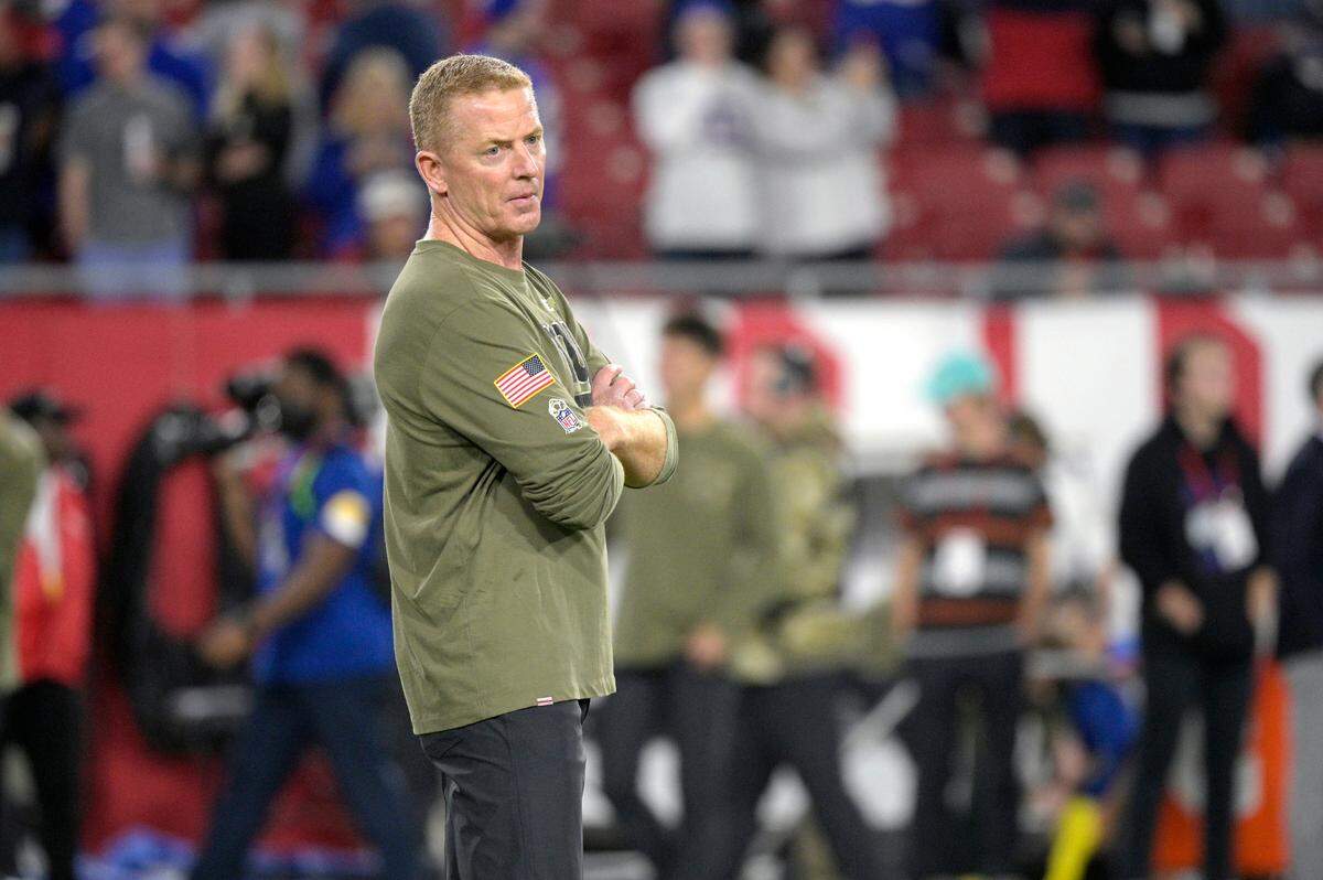 New York Giants offensive coordinator Jason Garrett watches players warm up before an NFL football game against the Tampa Bay Buccaneers, Monday, Nov. 22, 2021, in Tampa, Fla.