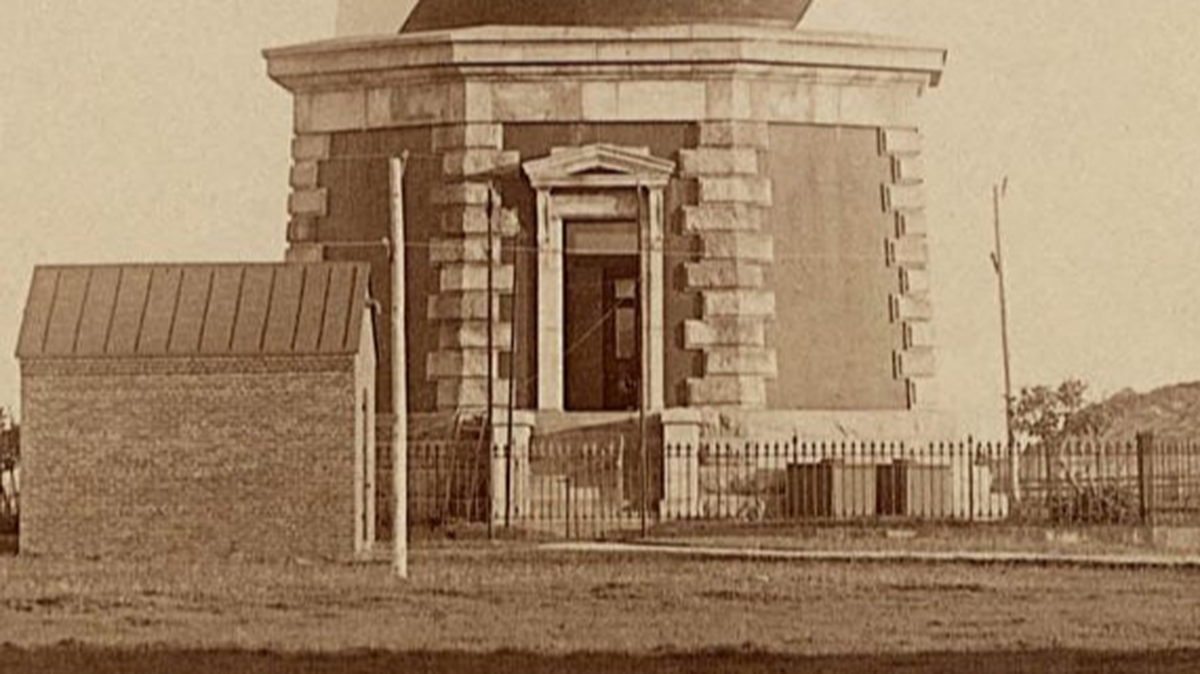This historic photo shows the octagonal fence that vanished from the Cape Hatteras Lighthouse around 1920, the National Park Service says.