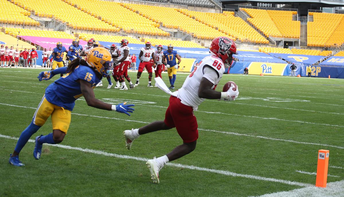 N.C. State’s Emeka Emezie (86) catches the game winning touchdown in front of Pittsburgh Panthers defensive back Jason Pinnock (15) during the fourth quarter at Heinz Field. The Wolfpack won 30-29.