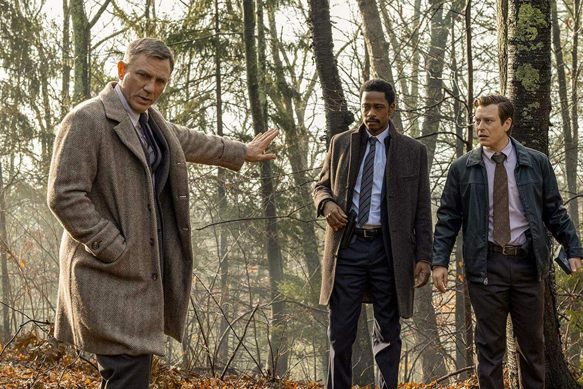 Consulting detective Benoit Blanc (Daniel Craig, left) stirs a thickening plot while murder suspect Marta Cabrera (Ana de Armas) awaits the big reveal in the murder mystery “Knives Out.” 