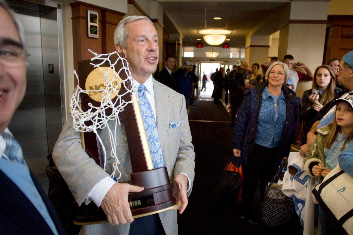 Roy Williams is greeted by fans as he and his wife Wanda leave team hotel with 2009 NCAA trophy.
