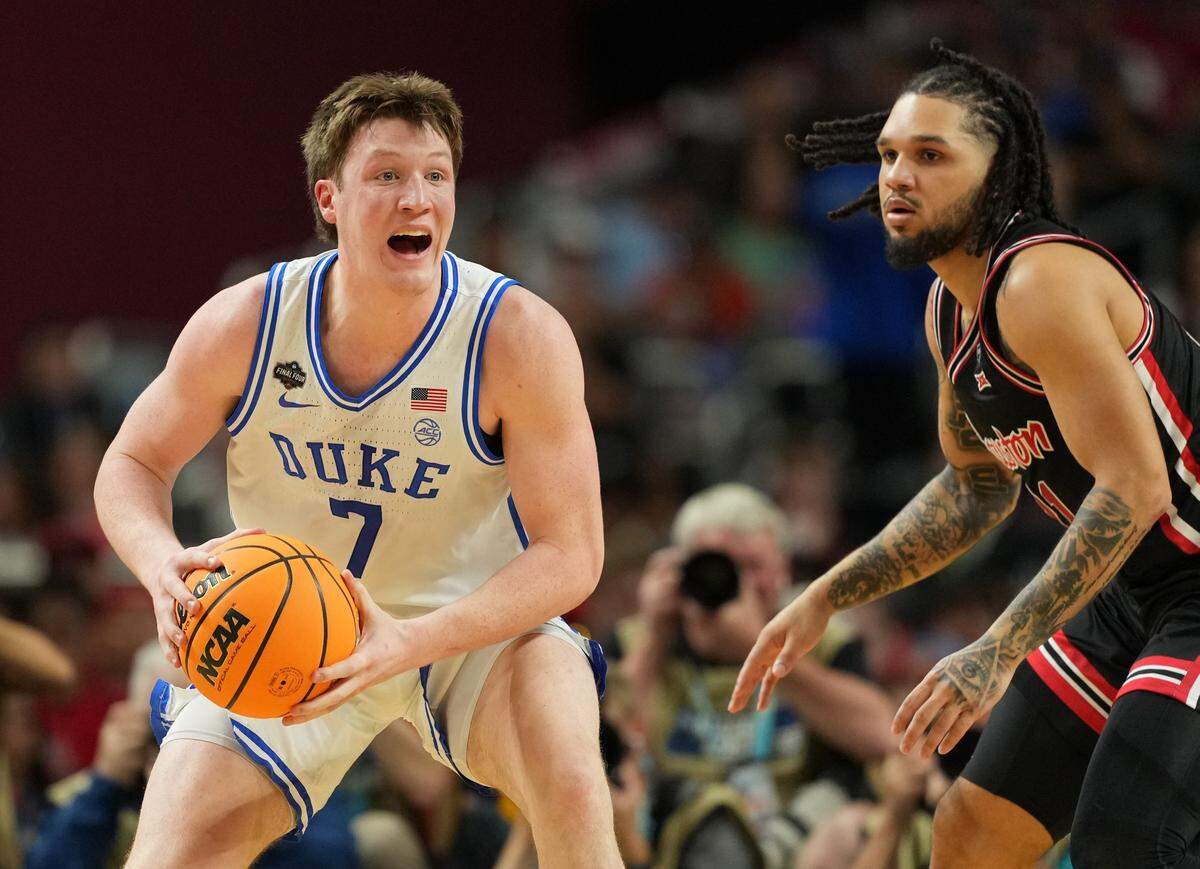 Apr 5, 2025; San Antonio, TX, USA; Duke Blue Devils guard Kon Knueppel (7) controls the ball against the Houston Cougars during the first half in the semifinals of the men's Final Four of the 2025 NCAA Tournament at the Alamodome. Mandatory Credit: Bob Donnan-Imagn Images