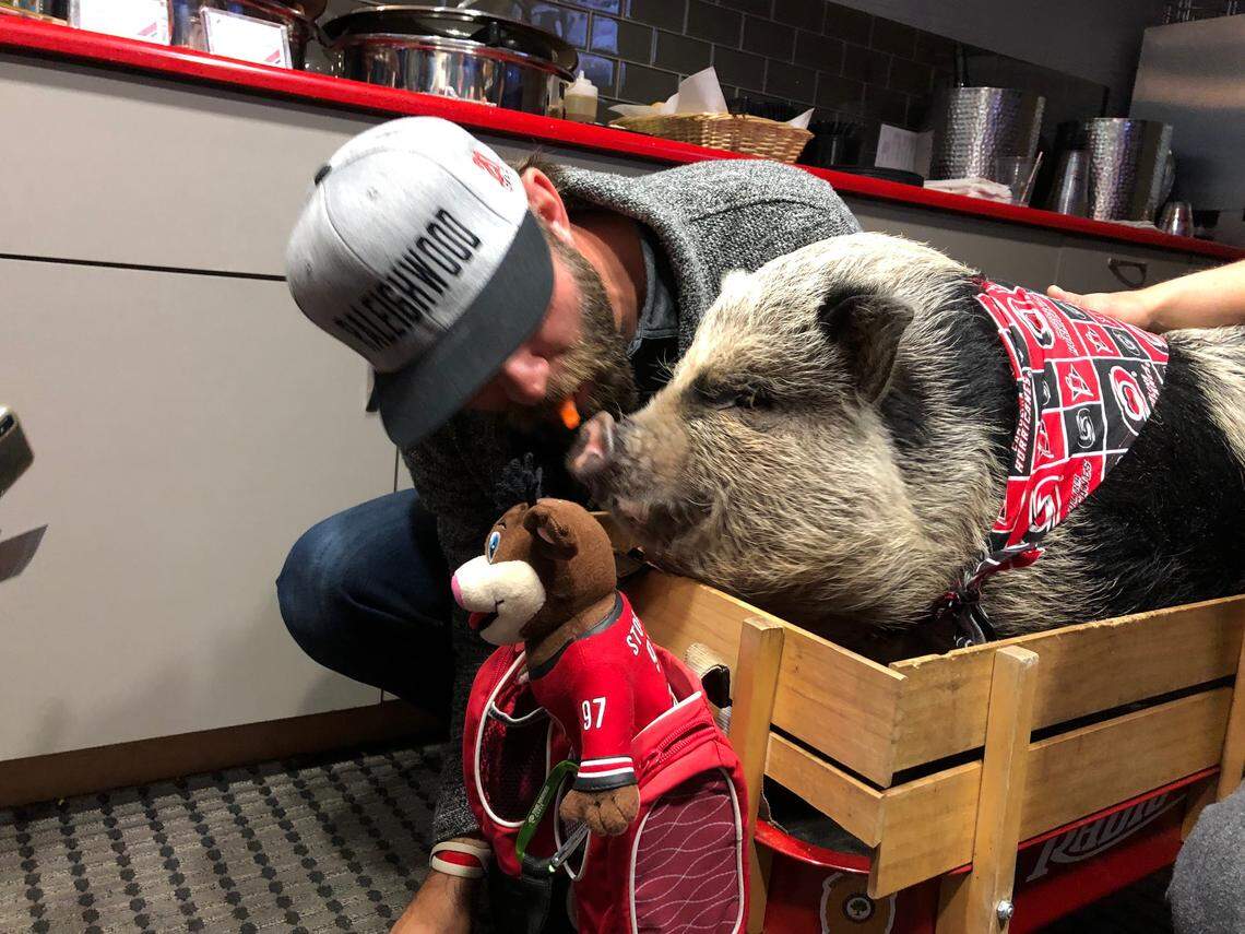 Erik Cole, member of the 2006 Stanley Cup-winning Carolina Hurricanes, meets Hamilton at Game 3 of the Eastern Conference Finals game against the Boston Bruins in Raleigh, May 14, 2019.