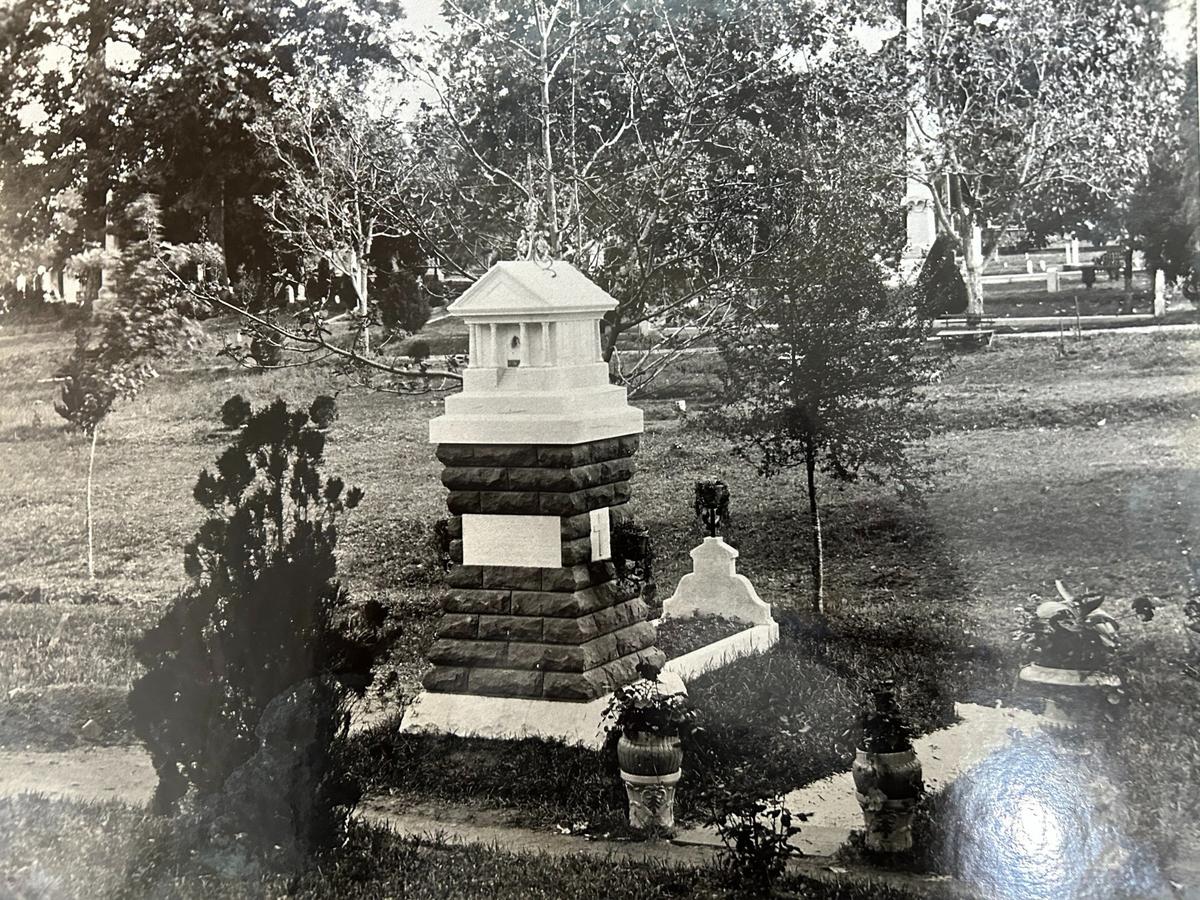 Rachel Blythe Bauer’s grave in Oakwood Cemetery as it originally appeared.