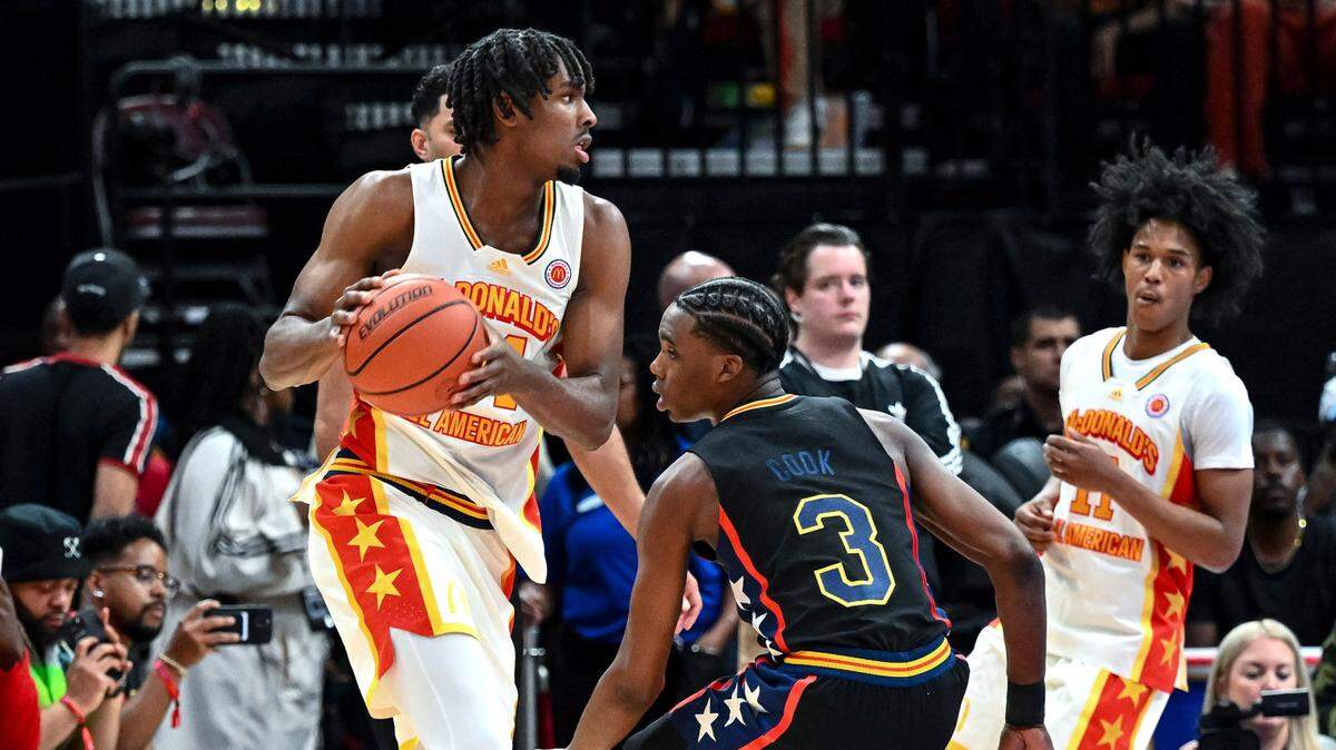 McDonald’s All-American and five-star forward Mackenzie Mgbako (24) controls the ball during the All-America game at the Toyota Center in Houston in March 2023.