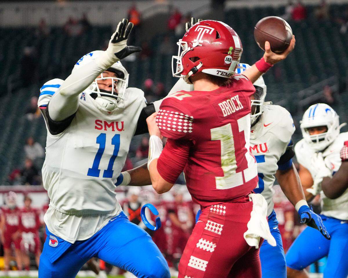 Oct 20, 2023; Philadelphia, Pennsylvania, USA; SMU Mustangs defensive end Je’lin Samuels (11) pressures Temple Owls quarterback Forrest Brock (11) throws the ball during the second half at Lincoln Financial Field. Mandatory Credit: Gregory Fisher-USA TODAY Sports