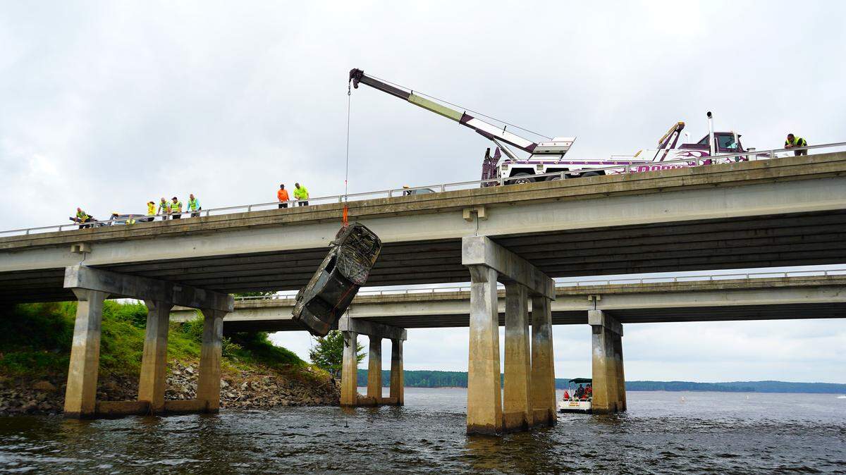 A tow truck recovers a submerged vehicle from Jordan Lake on Aug. 1, 2025. The Chatham County Sheriff’s Office announced the discovery Friday.