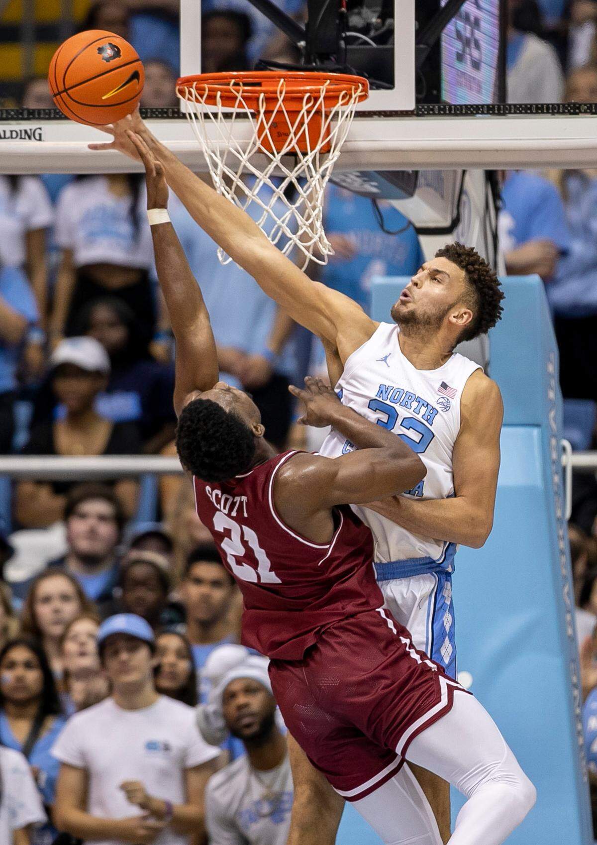 North Carolina’s Pete Nance (32) blocks a shot by College of Charleston’s Jaylon Scott (21) during the first half on Friday, November 11, 2022 at the Smith Center in Chapel Hill, N.C.