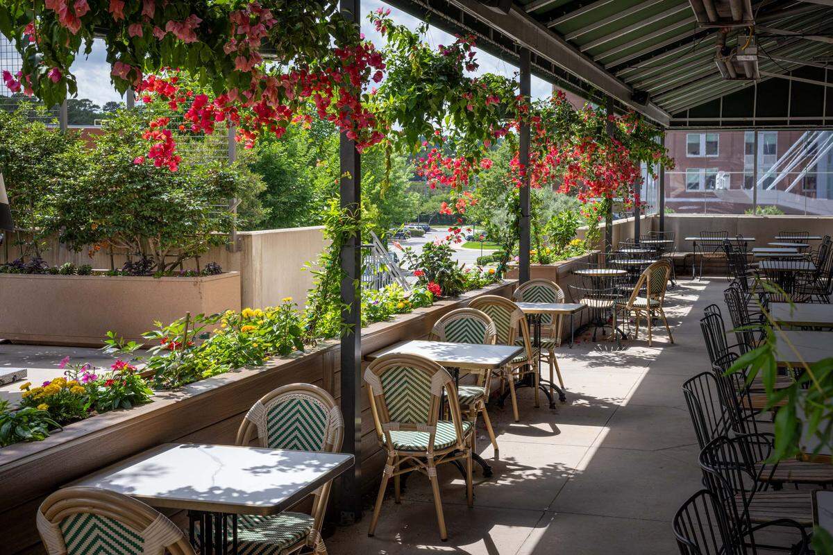 Geo’s Tavern & Oyster Bar includes a lush covered patio.