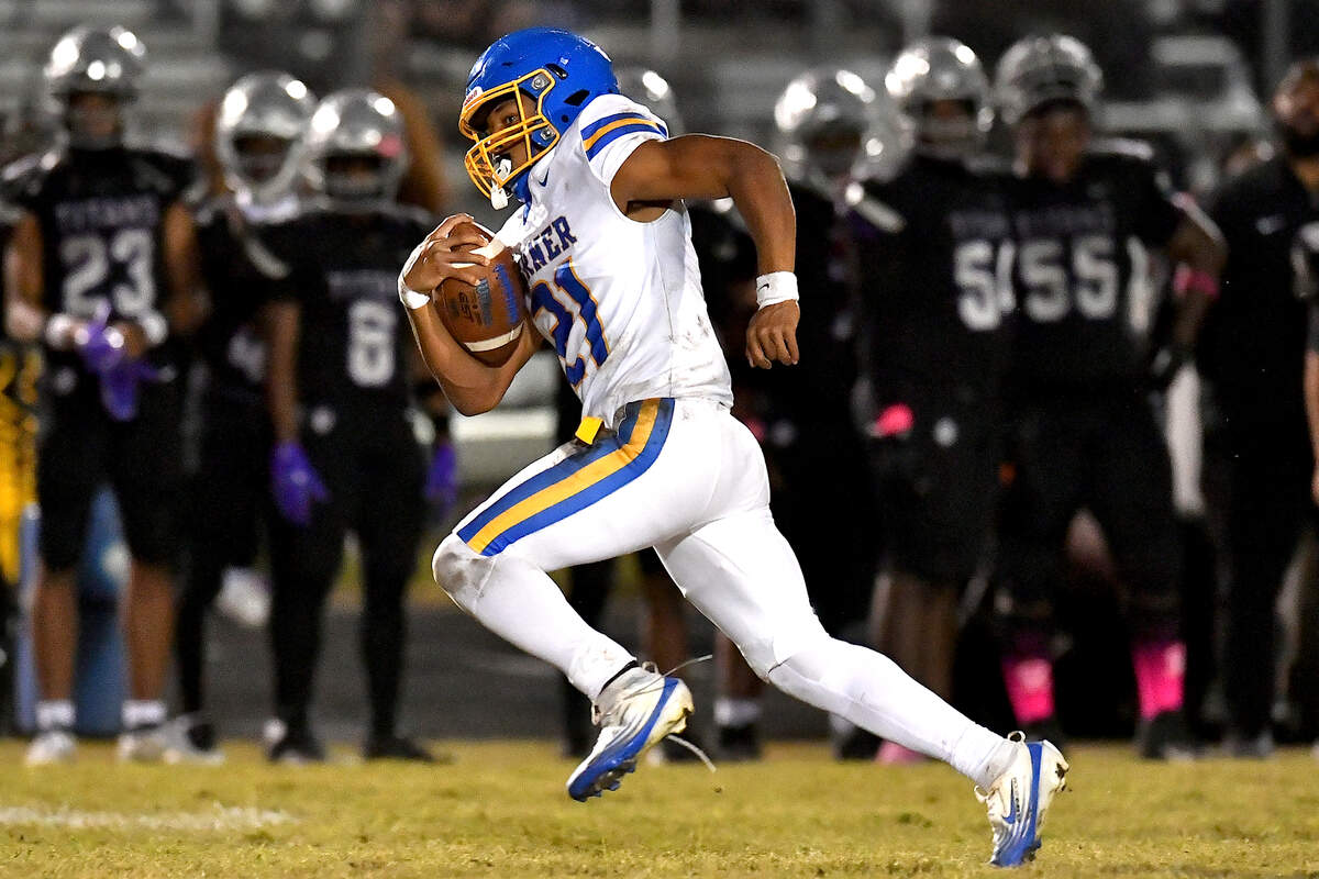 Garner running back Tayden McPhatter (21) runs for the long touchdown against South Garner during the first half. The South Garner Titans and the Garner Trojans met in a conference football game in Raleigh, N.C. October 17, 2025