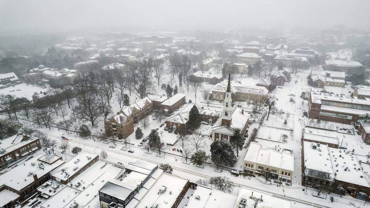 Several inches of snow begin to accumulate in downtown Chapel Hill on Saturday afternoon, Jan. 31, 2026, as a winter storm brings snow and freezing temperatures to the region.
