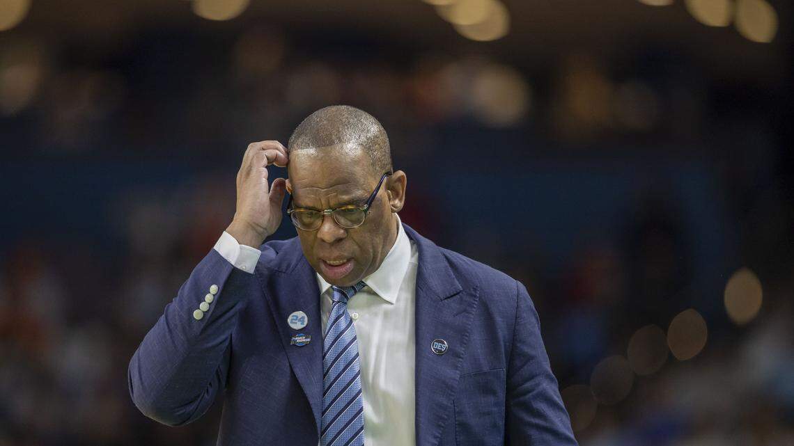 What are terms of UNC basketball coach Hubert Davis’ contract?