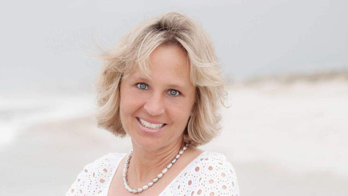 Donna Zimmerman sent a hand-written note of encouragement inside all three of her children’s lunches every day from kindergarten through high school. Her youngest son, Nelson, saved more than 500 of them, which he consults every day after her passing.