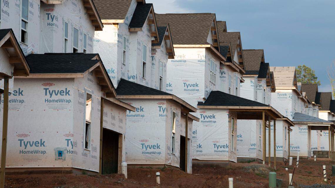 New homes, such as those in this community near New Hill in southern Wake County, continue to be build at a rapid pace despite rising interest rates. Interest rates continue to surge, intensifying pressure on the housing market. But don’t expect house prices in the Triangle to come crashing down anytime soon, say experts.