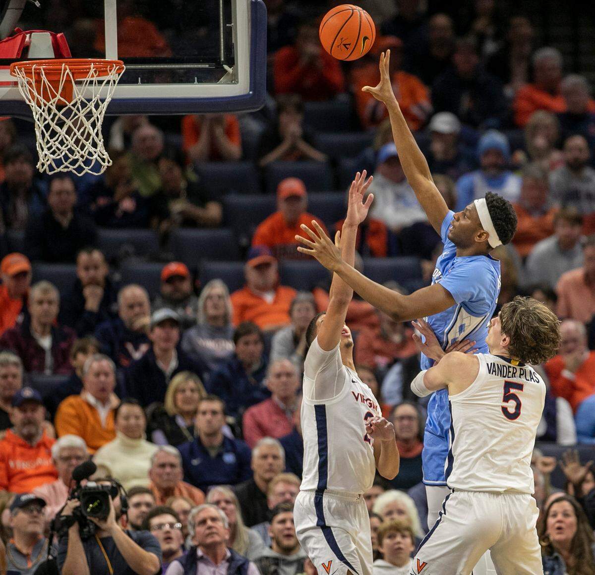 North Carolina’s Jalen Washington (13) puts up a shot over Virginia’s Reece Beekman (2) in the first half on Tuesday, January 10, 2023 at John Paul Jones Arena in Charlottesville, Va.