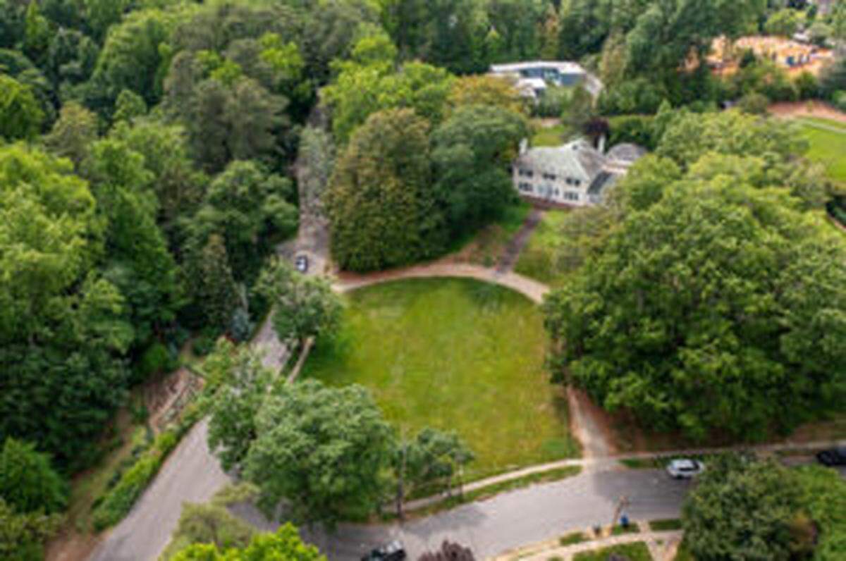 An aeriel photo of the 1925 mansion that has since been demolished at 908 Williamson Dr. in Raleigh’s Hayes Barton.