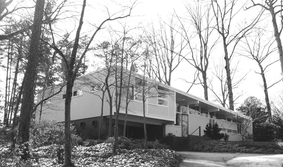 The modernist house at its original location at 606 Transylvania Ave. in Raleigh’s Country Club Hills.
