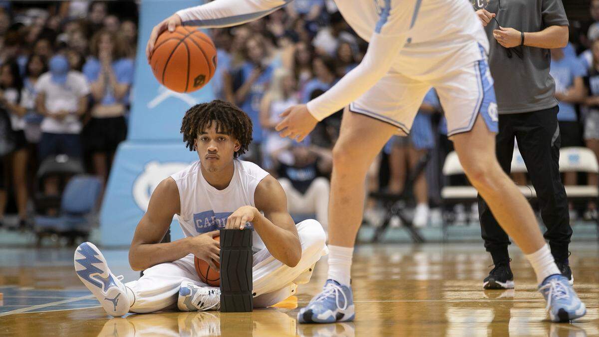 North Carolina’s Seth Trimble (0) stretches as he warm up with his teammate for the Tar Heels’ game against College of Charleston on Friday, November 11, 2022 at the Smith Center in Chapel Hill, N.C.