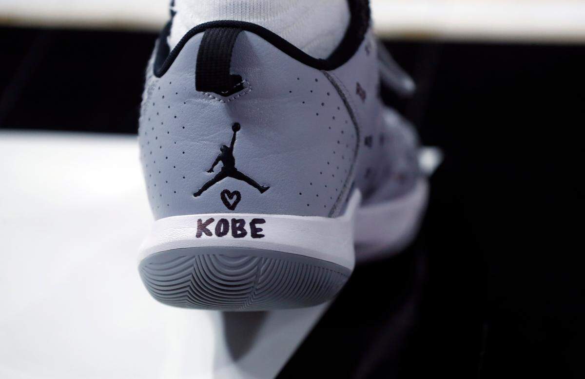 North Carolina’s Shea Rush wrote on his sneakers in remembrance of Kobe Bryant during N.C. State’s game against UNC at PNC Arena in Raleigh, N.C., Monday, Jan. 27, 2020.